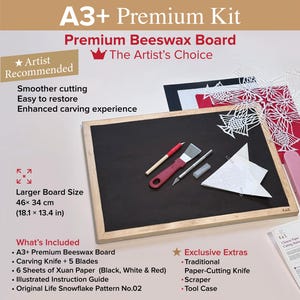 Può includere: Una tavola rettangolare in cera d'api di 46 x 34 cm, accompagnata da un raschietto con manico rosso, un coltello da intaglio in metallo con cinque lame, sei fogli di carta Xuan nera, bianca e rossa, una guida alle istruzioni e un taglierino.
