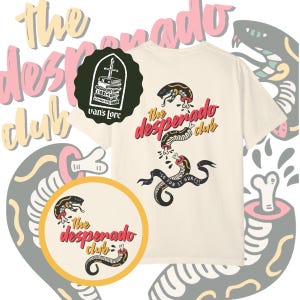 Puede incluir: Una camiseta color crema con un gráfico de una serpiente segmentada con huesos, el texto "the desperado club" en rojo y una cinta con la frase "SO FUN IT HURTS!". Un logotipo circular muestra una espada en una pila de libros "van's Lore".