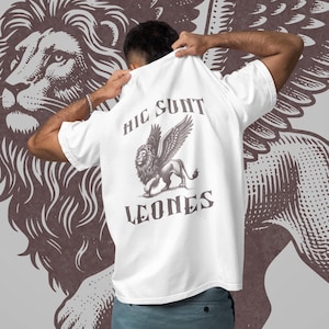 HIC SUNT LEONES // rojo ascendente, camiseta de libro, duende, guadaña, merchandising de libros, camiseta de rojo ascendente, merchandising de rojo ascendente, rediseño, pegatina de rojo ascendente