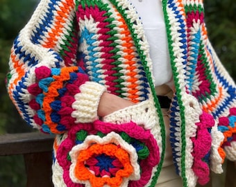 Cardigan Frida de crochê: suéter boho arco-íris feito à mão com flores 3D
