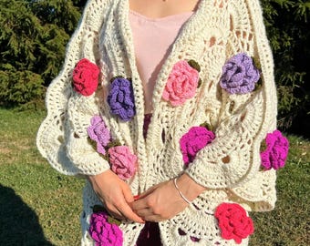 Cárdigan de encaje color crema hecho a mano con rosas de ganchillo / Suéter extragrande bordado con flores