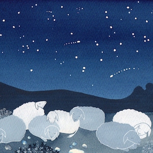 Può includere: Dipinto ad acquerello di una scena notturna con pecore sotto un cielo stellato. L'opera presenta un cielo blu scuro con stelle bianche e una stella cadente. Montagne silhouette e un campo di pecore in primo piano.
