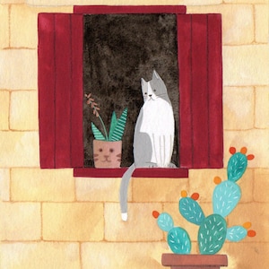 Puede incluir: Ilustración en acuarela de un gato gris y blanco sentado en una ventana roja. También se ve una planta en maceta con hojas verdes y un cactus con almohadillas azules y detalles en naranja. El fondo es una pared de ladrillos amarillos.