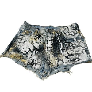 Shorts vaqueros Levi's 501 reciclados y personalizados: diseño abstracto pintado a mano en negro, blanco, dorado y plateado. Talla 29. Ropa urbana única.