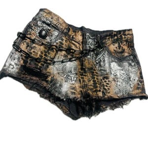 Shorts vaqueros Levi's 501 reciclados y personalizados, pintados a mano, con diseño abstracto en negro, blanco y rosa empolvado, talla 29, ropa urbana única.