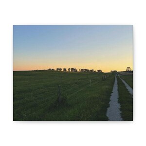 Hoogwaardige muurkunst op canvas midwest-zonsondergang – Levendige lucht boven uitgestrekte velden en glooiende heuvels