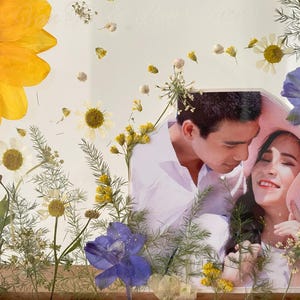 Marco de madera personalizado hecho a mano con regalo de flores prensadas para ella, regalo de pareja con fotos de flores prensadas, marco de madera personalizado