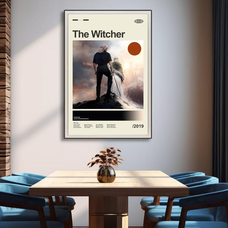 Pu&ograve; includere: Un poster incorniciato con il titolo "The Witcher" in nero. Il poster ha uno sfondo beige con un'immagine di due figure su un affioramento roccioso. Un grande cerchio color ruggine &egrave; sopra l'immagine. L'anno 2019 &egrave; in basso.