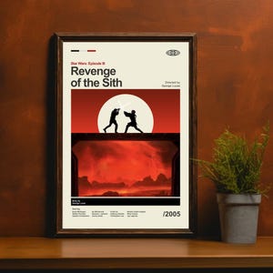 Op de afbeelding: Een ingelijste filmposter voor Star Wars: Episode III - Revenge of the Sith. De poster toont twee silhouetten die met lichtzwaarden vechten tegen een rode en oranje achtergrond. De poster zit in een donkere houten lijst.