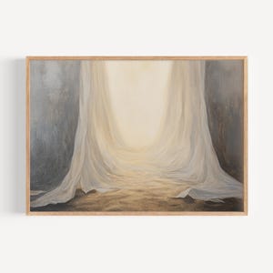 Puede incluir: Pintura abstracta en un marco de madera. La obra representa una abertura llena de luz enmarcada por una tela fluida y drapeada en tonos blancos y beige. El fondo presenta tonos grises apagados.