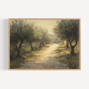 Könnte beinhalten: Gerahmtes Landschaftsgemälde, das einen sonnenbeschienenen Weg durch einen Olivenhain zeigt. Das Kunstwerk zeigt Olivenbäume mit grünem Laub, die Schatten auf den Weg werfen. Das Gemälde befindet sich in einem Holzrahmen und verleiht ihm einen rustikalen Touch.