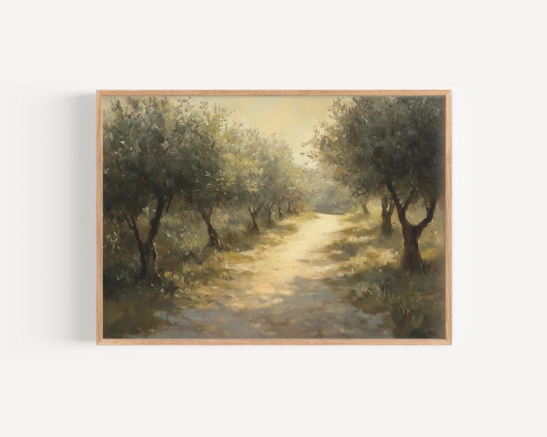 Puede incluir: Pintura de paisaje enmarcada que representa un camino soleado que serpentea a trav&eacute;s de un olivar. La obra presenta olivos con exuberante follaje verde, proyectando sombras sobre el camino. La pintura est&aacute; en un marco de madera, agregando un toque r&uacute;stico.