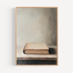 Könnte beinhalten: Ein Gemälde, das ein geschlossenes Buch zeigt, das auf einer Holzoberfläche liegt. Das Buch ist hellbraun und wirkt abgenutzt und alt. Der Hintergrund ist hellgrau und vermittelt eine einfache, minimalistische Atmosphäre.