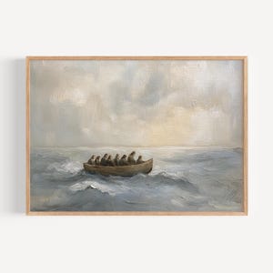 Pode incluir: Pintura emoldurada que retrata um barco com várias figuras navegando em águas turbulentas cinza-azuladas sob um céu nublado. A obra de arte tem uma paleta de cores suaves, com foco no mar e no barco.