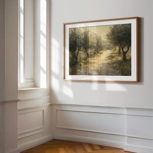 Puede incluir: Pintura de paisaje enmarcada que representa un camino soleado a trav&eacute;s de un olivar. La obra de arte presenta una paleta de colores c&aacute;lidos con tonos de verde, marr&oacute;n y dorado. El marco es de madera clara y est&aacute; colgado en una pared blanca.