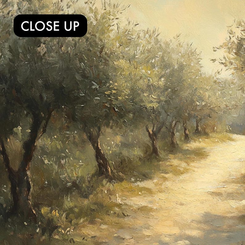 Puede incluir: Pintura al &oacute;leo de un camino soleado bordeado de olivos. Los &aacute;rboles tienen troncos oscuros y un exuberante follaje verde. El camino es de color marr&oacute;n claro y el cielo es de un amarillo suave. El texto "CLOSE UP" est&aacute; en la esquina superior izquierda.