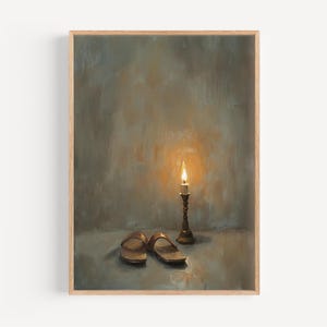 Puede incluir: Una pintura de un par de sandalias de cuero marrón, una vela encendida en un candelabro y una pared texturizada en tonos azules, verdes y marrones.