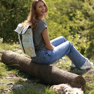 Mochila impermeable para portátil fabricada en algodón grueso con motivo de mapa del mundo.