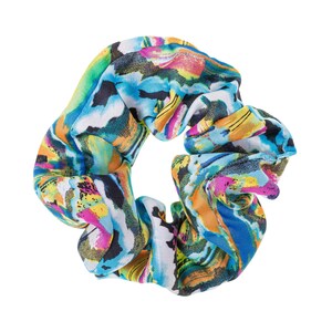Könnte beinhalten: Ein farbenfrohes Haargummi mit einem lebendigen, abstrakten Muster. Der Stoff zeigt eine Mischung aus blauen, grünen, orangefarbenen, gelben, rosa und schwarzen Pinselstrichen. Dieses Haaraccessoire ist für einen Pferdeschwanz oder Dutt konzipiert.