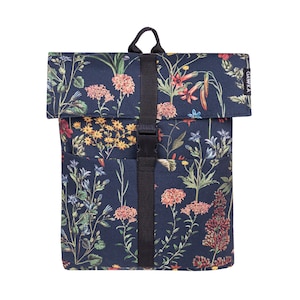 Puede incluir: Mochila azul marino con estampado floral con flores rosas, amarillas y rojas. La mochila tiene un cierre enrollable asegurado por una correa y hebilla negras. Incluye un asa superior y bolsillos laterales. La marca "GAWKA" está impresa.