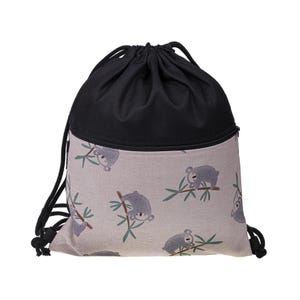 Eine Tasche mit großer Tasche, perfekt für ein Festival, eine Radtour oder einen Einkaufsbummel in einem Koalabären-Outfit