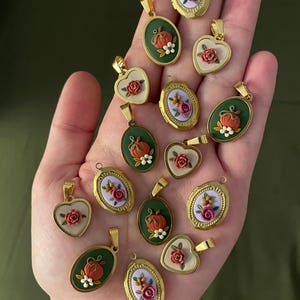 Höstblommiga hängen: Vintageinspirerat miniblommigt halsband med kedja