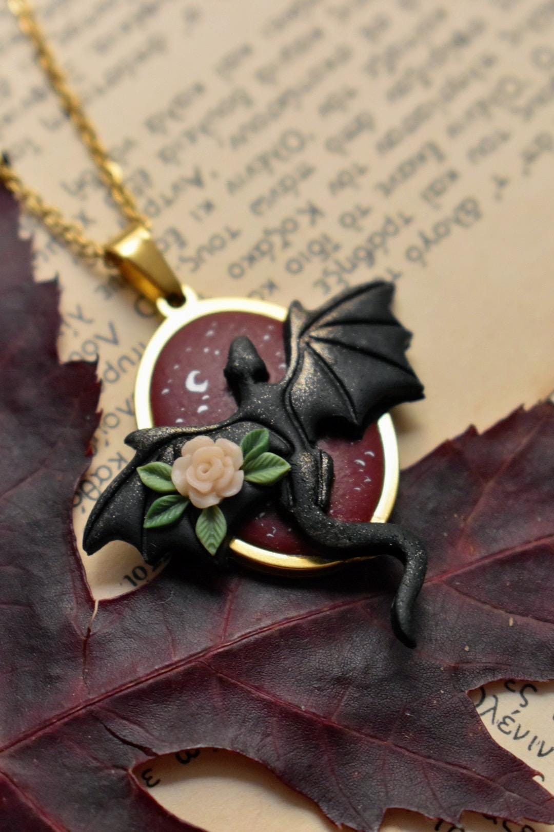 Collana Con Drago E Pietra Portafortuna Ottobre – Ciondolo In Argento 925 Con Tormalina Rosa, Regalo Per Amanti Dei Draghi
