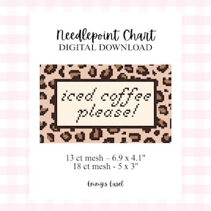 Puede incluir: Gráfico de punto de cruz digital con un borde de estampado de leopardo y el texto "iced coffee please!". Las dimensiones del gráfico son 17,5 x 10,4 cm para malla de 13 ct y 12,7 x 7,6 cm para malla de 18 ct. Descarga digital.