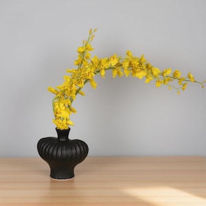 Orquídea artificial danzante realista en jarrón negro, elegante decoración para el hogar, arreglo de orquídeas amarillas artificiales, centro de mesa con orquídeas artificiales