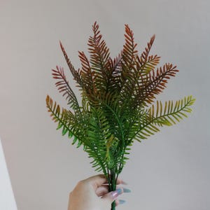 Kundenspezifisches künstliches Farn-Dekor für Herbst-Tischdekoration, rustikales Regal-Styling, minimalistische Wohnkultur, saisonales Faux Greenery