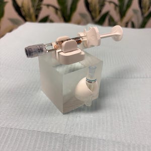 Syringe Holder for Aesthetic Injectors
