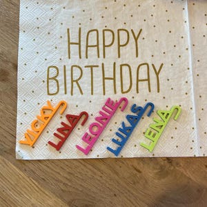 Pendenti in vetro colorati personalizzati – decorazioni per compleanni per bambini e feste di famiglia – targhette sostenibili per occhiali, evita confusione
