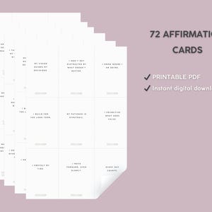 Puede incluir: Un montón de tarjetas de afirmación blancas con texto negro, con frases como «Estoy tan listo» y «Mi visión guía mis decisiones». La imagen también incluye el texto «72 Tarjetas de afirmación», «PDF imprimible» y «Descarga digital instantánea».