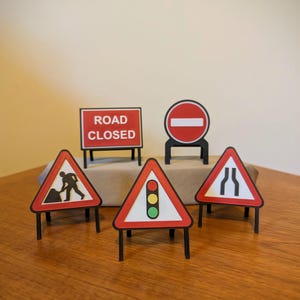 Cartelli stradali in miniatura del Regno Unito - cartello di strada chiusa - accessori da scrivania - mini lavori stradali - decorazione da scrivania / piccolo modello - scala 16:1 - confezione da 5