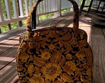 Vintage chenillehandväska med guldfärgad blommig tapetsering från 1960-talet