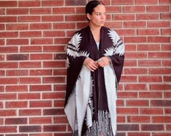 Pendleton svartvit poncho med fransar - en storlek