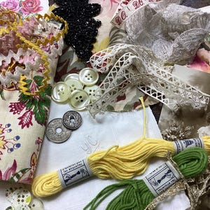 Una bolsa de artes creativas, llena de suministros de manualidades para inspirar, técnicas mixtas, costura lenta, diario basura, arte textil, álbumes de recortes (A)