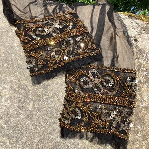 Une paire de manchettes antiques en perles françaises, à récupérer et à réutiliser, inspiration de conception, cyclisme, couture lente, projets de couture