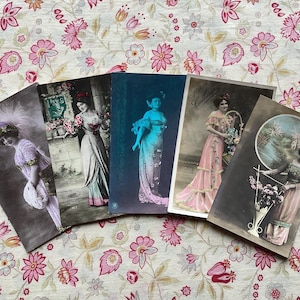 Une collection (O) de cinq cartes postales françaises anciennes, costumes, mode, objets éphémères, travaux manuels, scrapbooking, journal indésirable, collection.