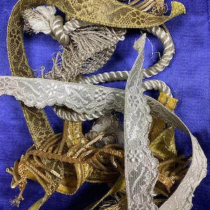 Un petit paquet de chutes brillantes, de vieilles garnitures métalliques françaises en or et en argent, des embellissements, un journal indésirable, de l'artisanat, de l'art textile (M)