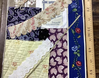 Könnte beinhalten: Eine Collage aus Vintage-Stoffmustern und Verzierungen. Enthält Paisley-, Blumen- und Streifenmuster sowie Spitzenbesatz, Knöpfe und einen blauen Blumenrand. Ein Holzlineal zeigt Messungen bis zu 60 cm an.