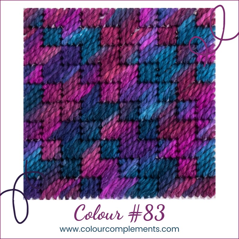 K&ouml;nnte beinhalten: Nahaufnahme eines bunten Kreuzstich-Musters mit einem Mix aus rosa, lila und blauen Farbt&ouml;nen. Das Muster besteht aus kleinen Quadraten, die einen strukturierten Effekt erzeugen. Der Text "Colour #83" und "www.colourcomplements.com" ist am unteren Rand des Bildes sichtbar.