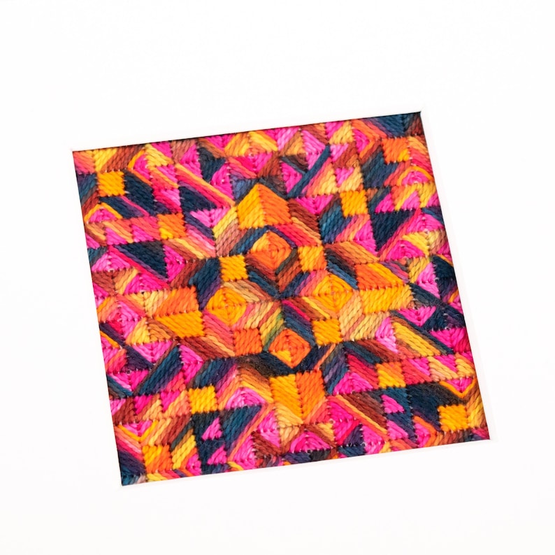 K&ouml;nnte beinhalten: Ein quadratisches, farbenfrohes Stoffst&uuml;ck mit einem geometrischen Muster in Rosa, Orange, Gelb und Blau. Der Stoff ist mit verschiedenen farbigen F&auml;den gewebt.