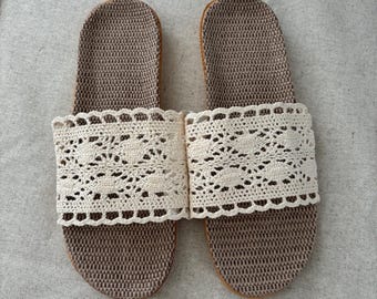 Pantuflas de lino de ganchillo para mujer, hechas a mano, con encaje y puntera abierta, sandalias de verano para casa, color beige natural.