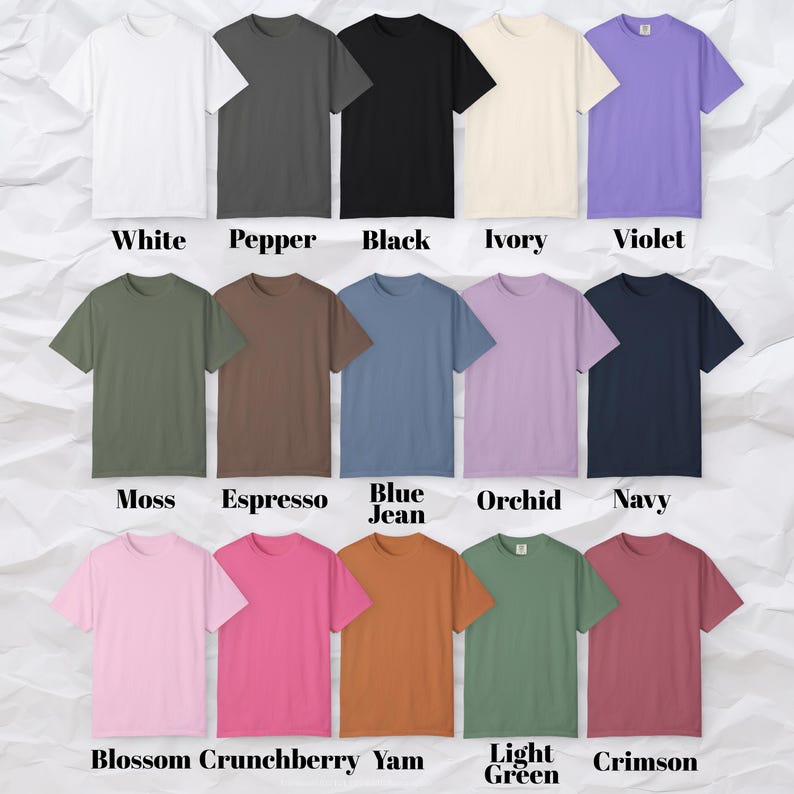 K&ouml;nnte beinhalten: Eine Auswahl an kurz&auml;rmeligen T-Shirts in verschiedenen Farben, darunter Wei&szlig;, Schwarz und Violett. Jedes Shirt hat einen Rundhalsausschnitt und ist mit seinem Farbnamen versehen: White, Pepper, Black, Ivory, Violet, Moss, Espresso, Blue Jean, Orchid, Navy, Blossom, Crunchberry, Yam, Light Green und Crimson.