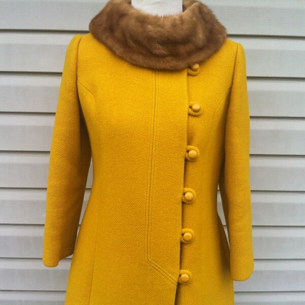 OP verkoop nu jaren 1960 bont mosterd gele Womens jas met Mink kraag