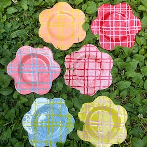 Handmade Flower Shaped Ceramic Plate with Colorful Plaid Pattern