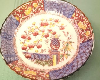 1900-1920 Japanese Imari Plate with Wood Stand Scalloped Floral 5.5”