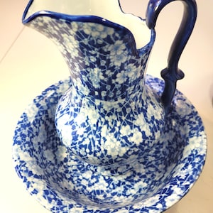 Peut inclure: Ensemble pichet et bassin à motifs floraux bleus et blancs. Le pichet a une anse incurvée et un bec évasé. Le bassin est rond et présente un motif floral assorti. L'ensemble est en céramique.
