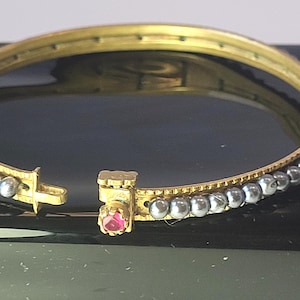 Bracelet jonc à charnière en perles de verre rouge rubis Sloan & Co, datant de 1900, 18 cm (7 pouces).